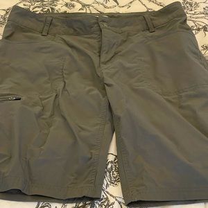 L.L‎ Bean 8 Grey Hybrid Shorts with Pockets